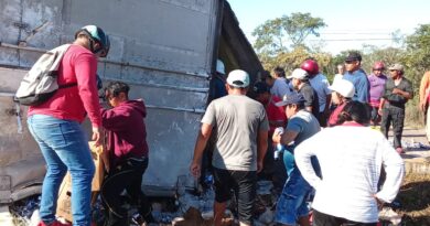 VUELCA TRÁILER CARGADO DE CERVEZAS