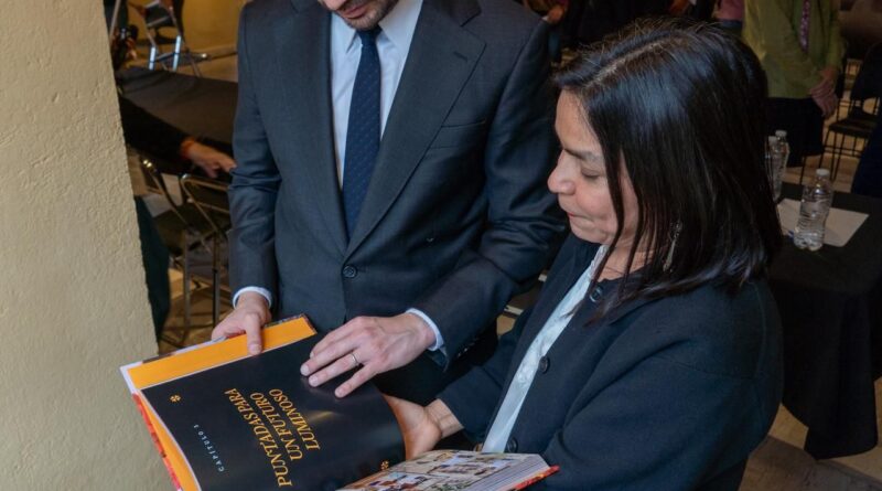 Presentan libro “El bordado maya de Yucatán: patrimonio vivo” 