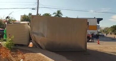 CAMIÓN VUELCA BAJO EL PUENTE DE TIXKOKOB