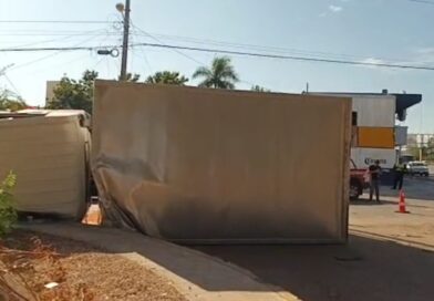 CAMIÓN VUELCA BAJO EL PUENTE DE TIXKOKOB