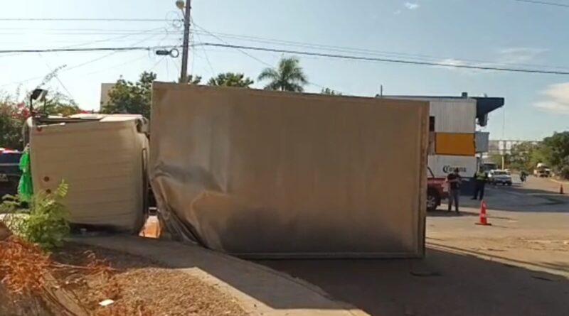 CAMIÓN VUELCA BAJO EL PUENTE DE TIXKOKOB