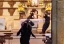 MUJER BAILA SOBRE ALTAR EN IGLESIA DE CHOCHOLÁ