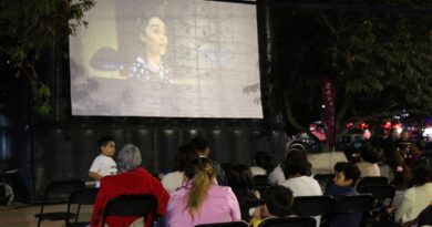 Celebran San Valentín con cine al aire libre y bazar en Los Paseos