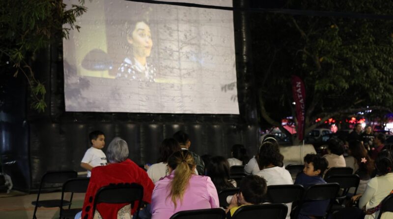 Celebran San Valentín con cine al aire libre y bazar en Los Paseos