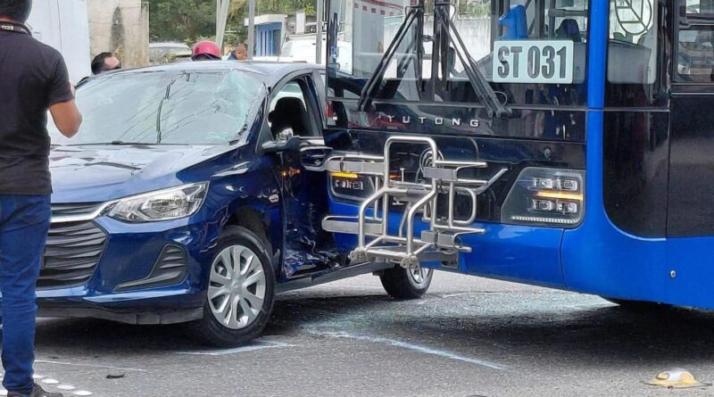 IMPRUDENTE CONDUCTORA OCASIONA CHOQUE