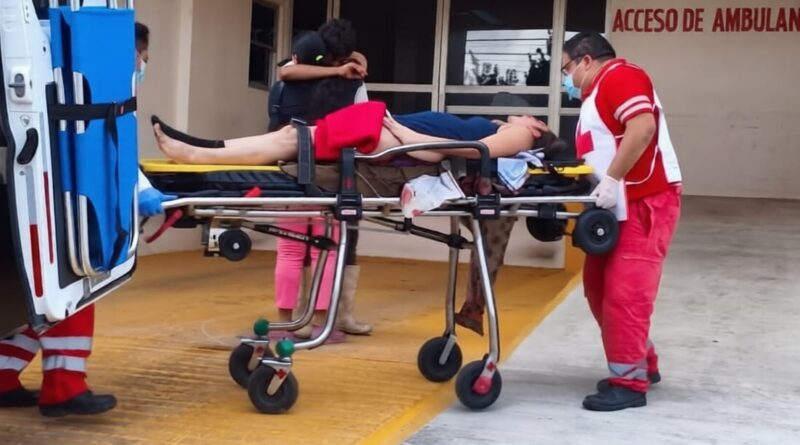 DOS HERIDOS AL EVITAR A UN COCHINO 