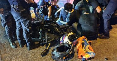 MOTOCICLISTA SE PASA EL ALTO Y ES EMBESTIDO