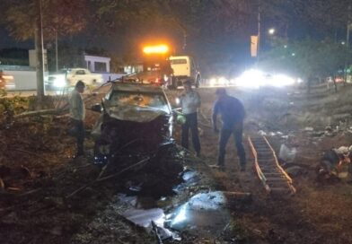 AUTOMOVILISTA  SE ESTRELLA Y SE QUEDA SIN MOTOR 