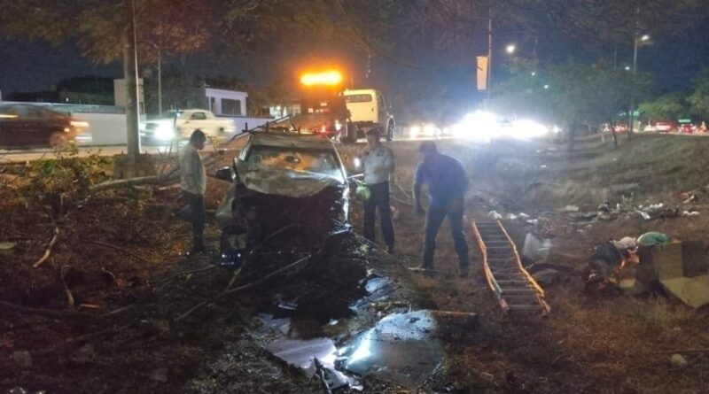 AUTOMOVILISTA  SE ESTRELLA Y SE QUEDA SIN MOTOR 