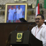 Entregan Medalla a pintor Víctor Argáez