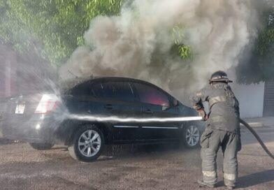 VEHÍCULO SE INCENDIA POR POSIBLE CORTO CIRCUITO 