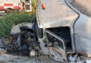 CHOQUE DE TRACTOCAMIÓN DEJA DOS HERIDOS 