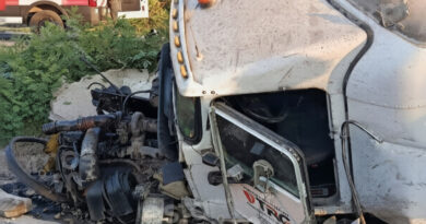 CHOQUE DE TRACTOCAMIÓN DEJA DOS HERIDOS 