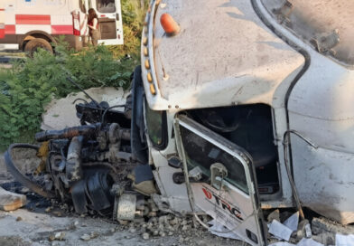 CHOQUE DE TRACTOCAMIÓN DEJA DOS HERIDOS 