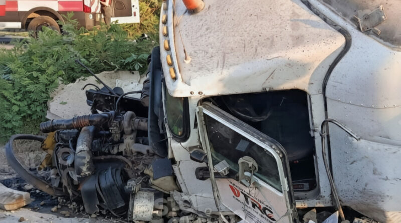 CHOQUE DE TRACTOCAMIÓN DEJA DOS HERIDOS 