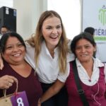 Fortalece Cecilia Patrón la  economía con entrega de lentes gratuitos