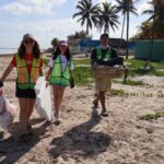 Sanean siete kilómetros de costa en San Crisanto 
