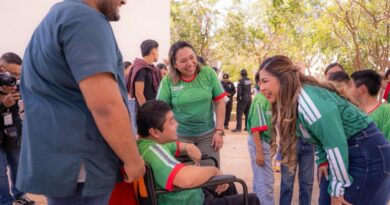 En Casa Otoch conocen trofeo de la Copa Mundial de Fútbol