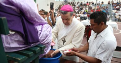 Arzobispo lava pies a 12 personas en el Cereso de Mérida