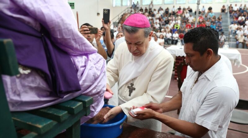 Arzobispo lava pies a 12 personas en el Cereso de Mérida
