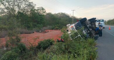 VOLCADURA DE TRÁILER EN LA MÉRIDA-MUNA