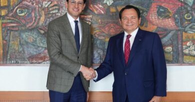 Díaz Mena expone proyecto al canciller Roberto Velasco Álvarez