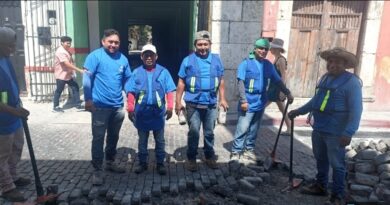 Avanza rehabilitación de adoquines en el parque San Juan