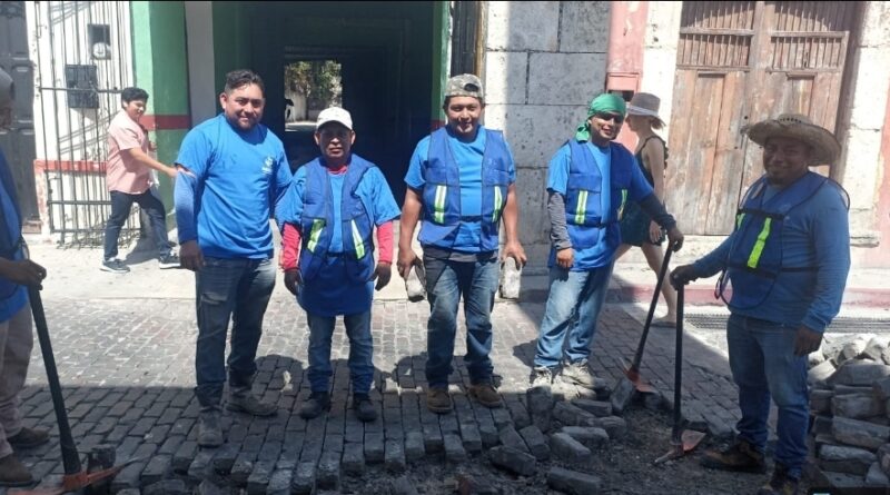 Avanza rehabilitación de adoquines en el parque San Juan