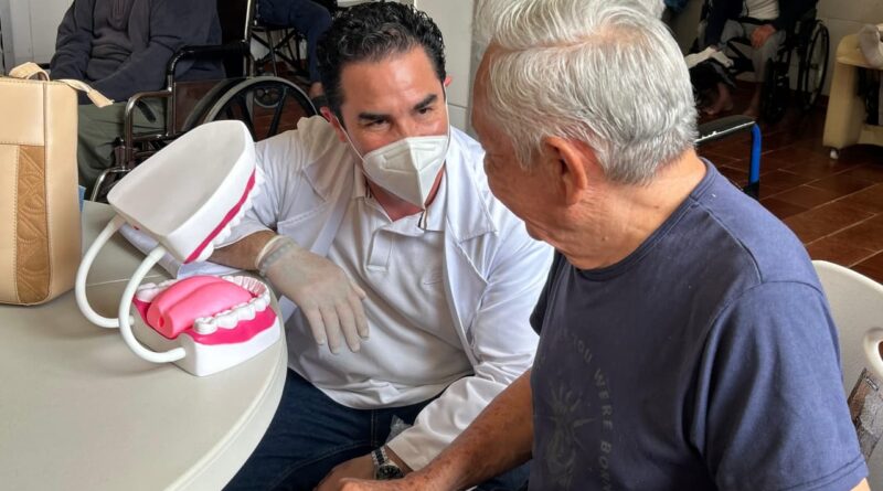 Refuerzan cuidado bucal en personas mayores 