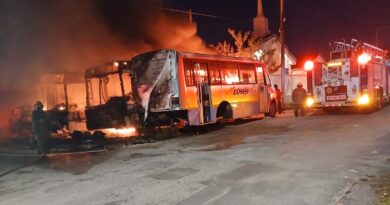 ARDEN CAMIONES ABANDONADOS EN SAMBULÁ