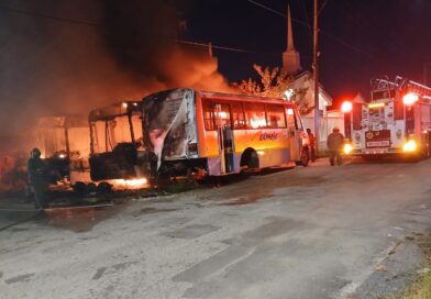 ARDEN CAMIONES ABANDONADOS EN SAMBULÁ