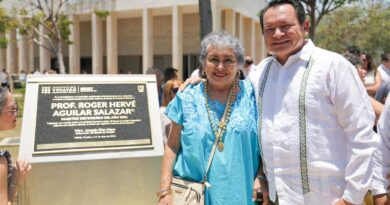Distinguen trayectoria del profesor Roger Hervé Aguilar Salazar