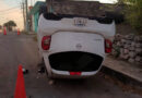 BANDONAN AUTO TRAS VOLCADURA EN TIZIMÍN