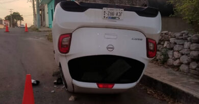 BANDONAN AUTO TRAS VOLCADURA EN TIZIMÍN