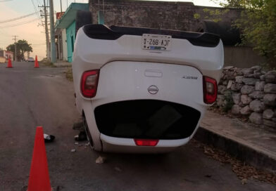 BANDONAN AUTO TRAS VOLCADURA EN TIZIMÍN