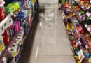 Plafones de un Oxxo sufren daños por lluvias