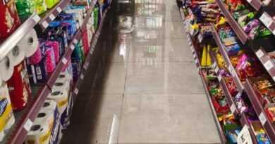 Plafones de un Oxxo sufren daños por lluvias