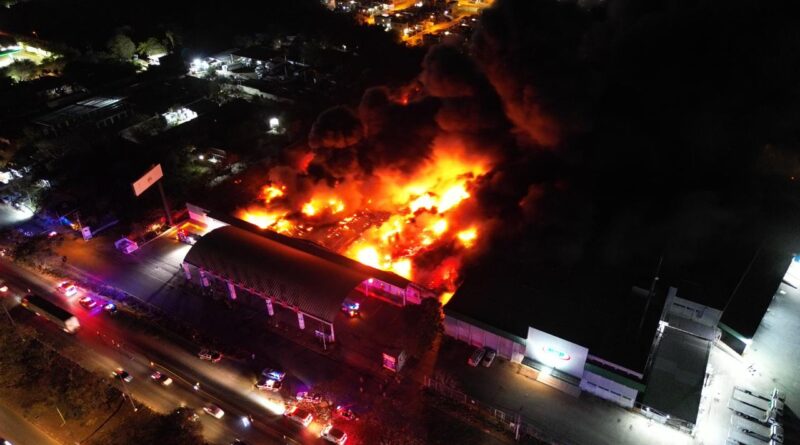 SSP ATIENDE INCENDIO EN COMERCIO UBICADO EN EL PERIFÉRICO DE MÉRIDA