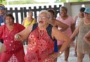 Personas mayores del CREE fortalecen bienestar en campamento playero