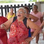 Personas mayores del CREE fortalecen bienestar en campamento playero