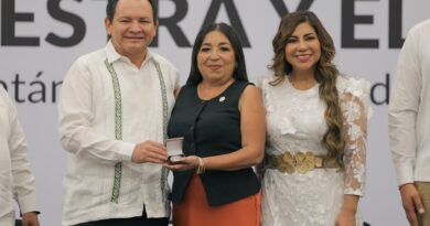Yucatán reconoce a docentes por décadas de labor educativa