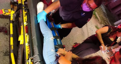 MOTOCICLETA CON SOBRECUPO SE ESTRELLA CONTRA CAMIONETA