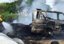 Se queman 15 vehículos en un lote