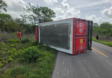 VOLCADURA DE CAMIÓN HELADERO EN LA KINCHIL–CELESTÚN