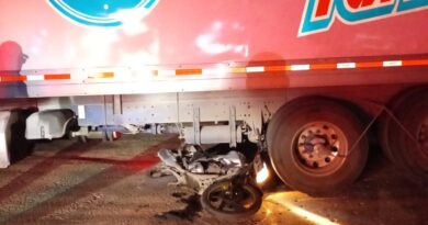 MOTOCICLISTA SOBREVIVE DE MILAGRO TRAS QUEDAR BAJO UN CAMIÓN