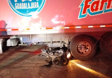 MOTOCICLISTA SOBREVIVE DE MILAGRO TRAS QUEDAR BAJO UN CAMIÓN