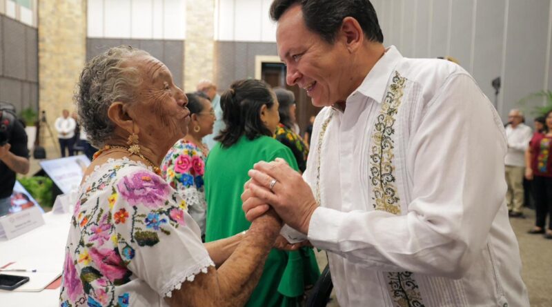 Reconocen a parteras mayas: Tarjeta Elvia Carrillo Puerto dará tres mil pesos bimestrales