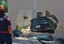 AUTO TERMINA EN PISCINA TRAS APARATOSO CHOQUE