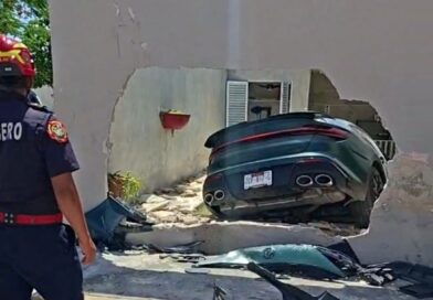AUTO TERMINA EN PISCINA TRAS APARATOSO CHOQUE