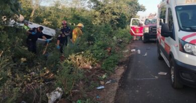 JOVEN MOTOCICLISTA MU3R3 EN CHOQUE FRONTAL EN MAXCANÚ